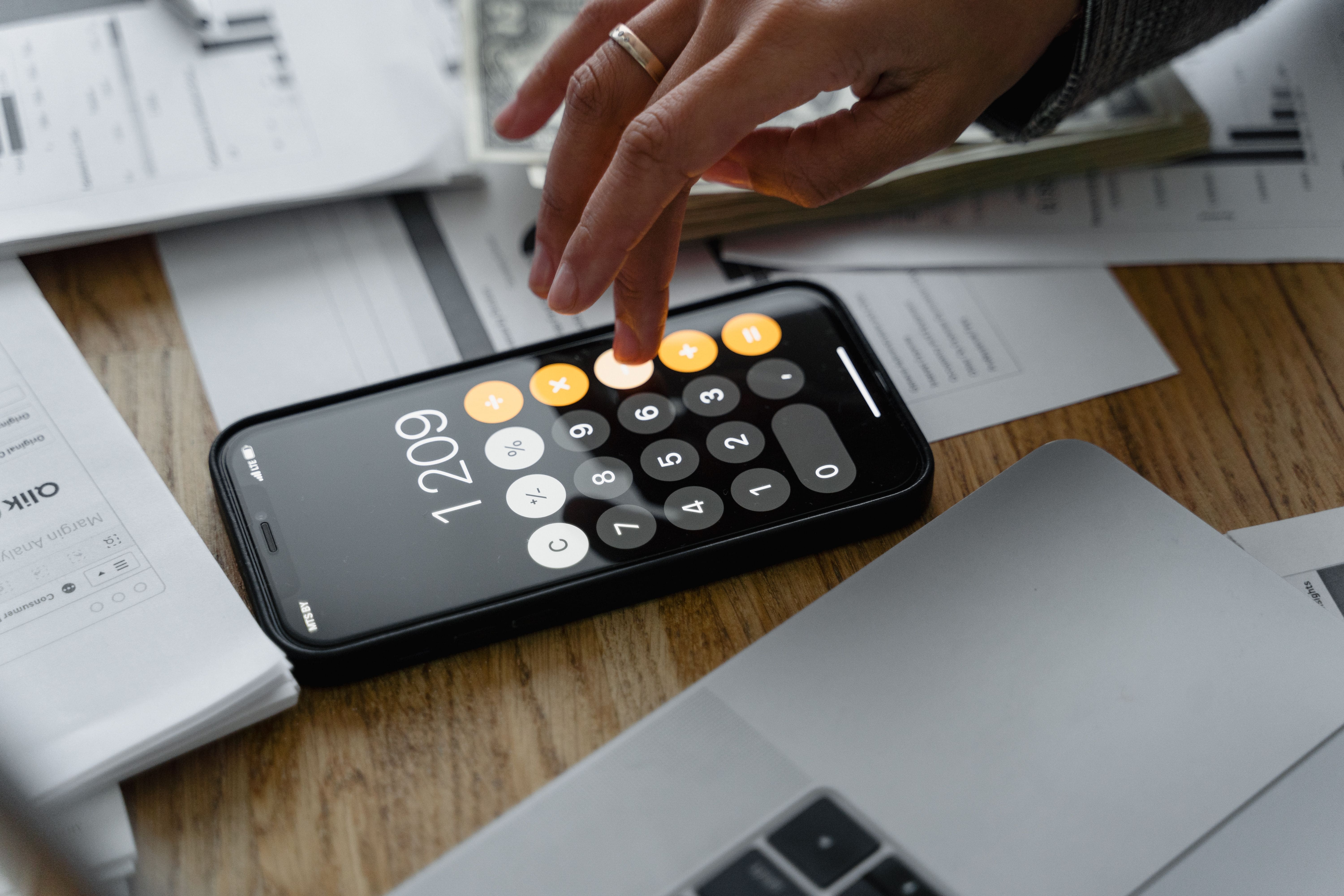 Quanto do seu salário pode ir para o aluguel? A conta que todo inquilino precisa fazer antes de assinar o contrato